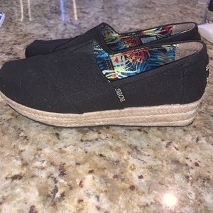 Black platform Bobs